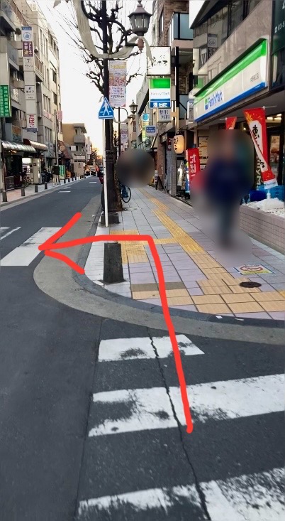 ファミリーマート前横断歩道